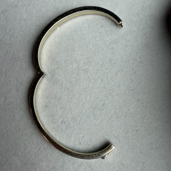 Kendra Scott Gold Tone Hammered Clasp Bracelet Classic Minimalist Bangle - Picture 3 of 6